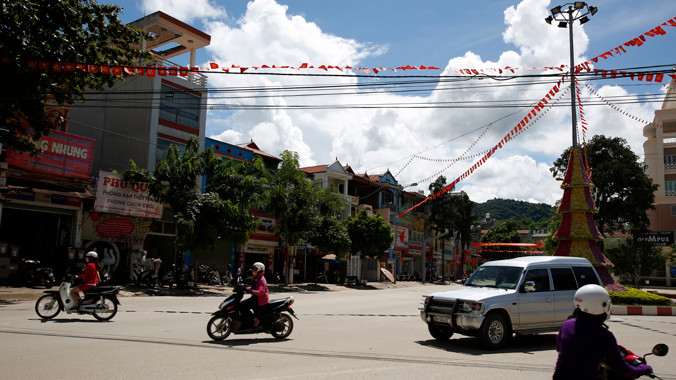 Khu phố dãy lẻ kéo dài gần 1km đường Điện Biên, trung tâm thành phố Sơn La sẽ được di dời khi dự án được phê duyệt. Ảnh: Hồng Vĩnh.