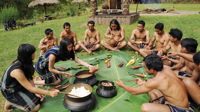 Ăn cơm mới. Ảnh: KP.