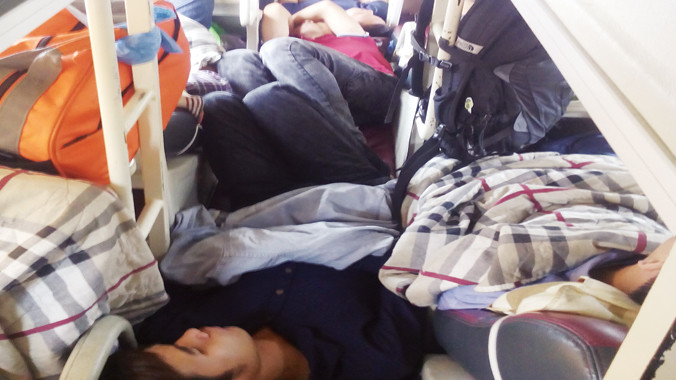 Chuyến xe Huế - TPHCM nhồi khách như cá hộp nhưng vẫn lọt qua các trạm kiểm soát. Ảnh: Nguyễn Dũng.