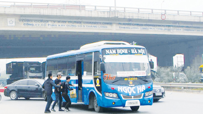 Xe BKS 18N-5408 bắt khách ngay cao tốc Pháp Vân - Cầu Giẽ (Hà Nội) sáng 10/2. Ảnh: Minh Tuấn.