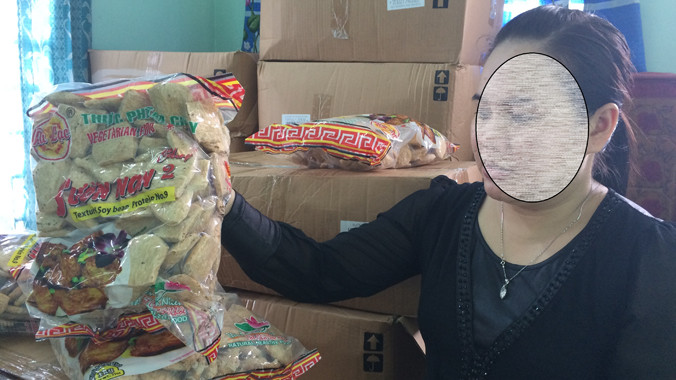 Các sản phẩm dù còn hạn sử dụng đến tháng 12/2015 nhưng bị phát hiện chứa nhiều giòi. 