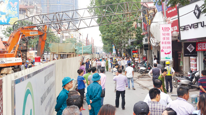 Sáng họp rút kinh nghiệm, chiều sập cần cẩu