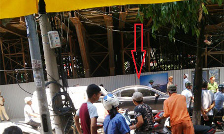 Hiện trường vụ việc, xe ô tô có mũi tên đỏ là "nạn nhân"...Ảnh: Dân Trí