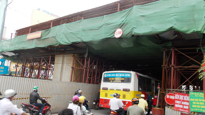 Để xe chui giàn giáo và xảy ra tai nạn Tổng thầu Trung Quốc bị “tố” năng lực yếu kém. Ảnh: Trọng Đảng.