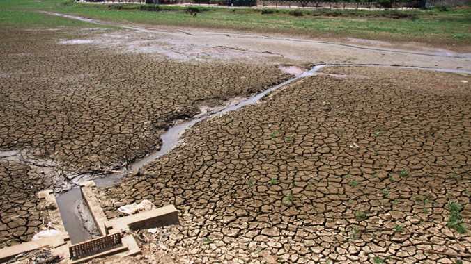 Hồ Khe Sanh trơ đáy, nứt nẻ. ẢNH: H.T.