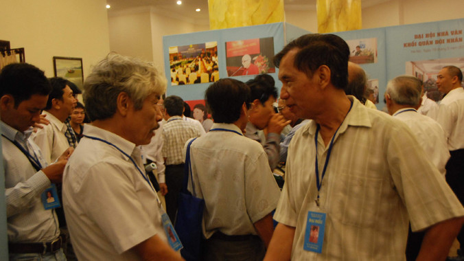 Các nhà văn tại đại hội.