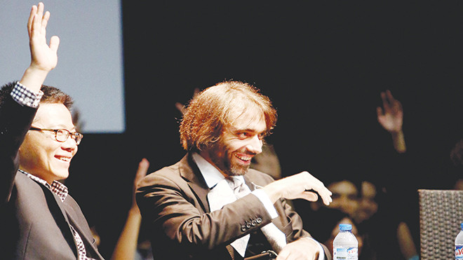 Giáo sư Ngô bảo Châu và giáo sư Cédric Villani giao lưu với các bạn trẻ Việt Nam. Ảnh: Thanh Giang.