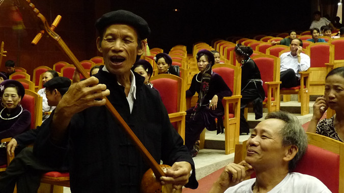 Hát tặng bạn câu Then tại Bắc Kạn. Ảnh: Đỗ Huyền.