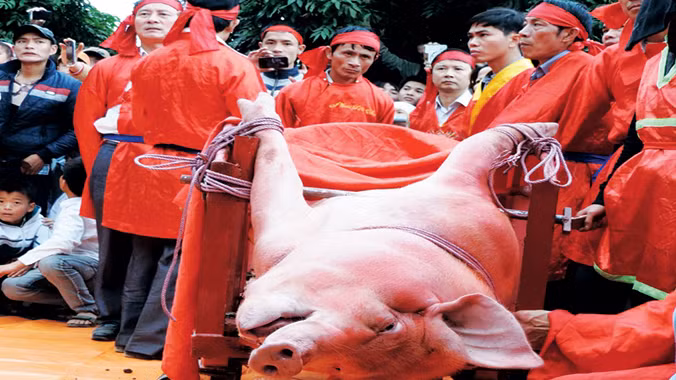 Lễ hội thôn Ném Thượng đang trở nên nổi tiếng và gây tranh cãi. Ảnh: Lê Bích.