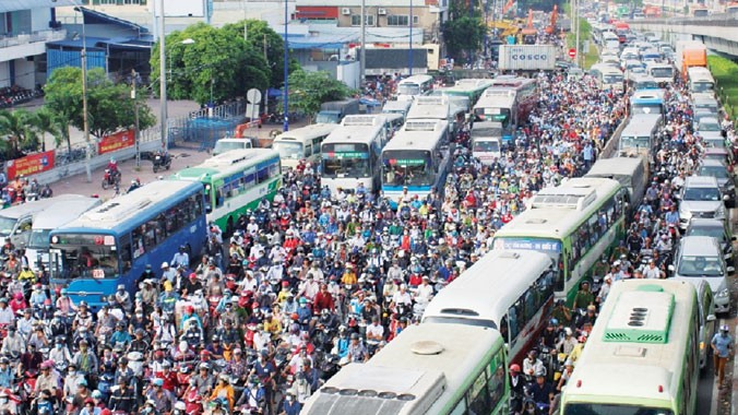 Giao thông hỗn loạn ở ngã tư Thủ Đức (TPHCM) sáng 7/9. Ảnh: Ngô Bình.