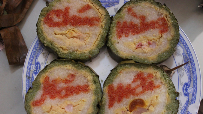 Chiếc bánh tét của chị Phương bên trong có chữ ý nghĩa ngày Tết.