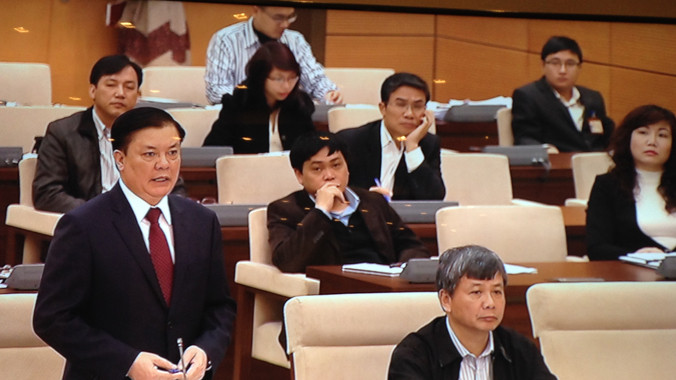 Bộ trưởng Tài chính Đinh Tiến Dũng (đứng) báo cáo tại phiên họp hôm qua (10/3). Ảnh: H.Phúc.