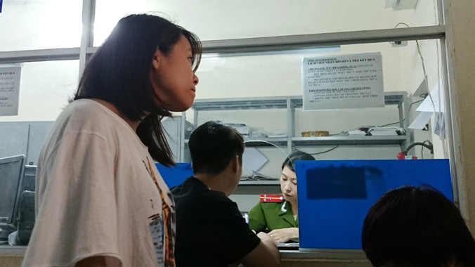 Người dân đến nộp lệ phí tại Công an Quận Thanh Xuân. Ảnh: Như Ý.