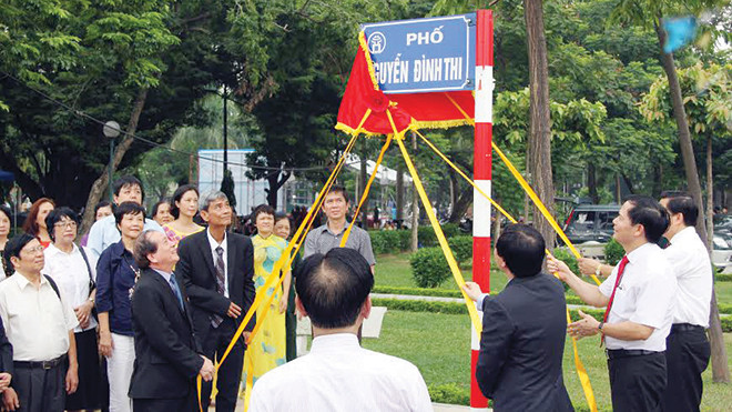 Phút mở băng đề biển tên phố Nguyễn Đình Thi. Ảnh: NMH.