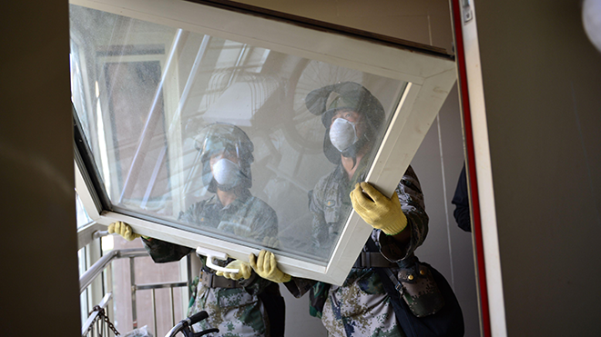 Hơn 1.100 binh sĩ được huy động để tìm kiếm ở ngoại vi hiện trường vụ nổ. Ảnh: Xinhua.