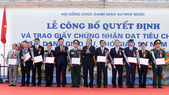 Hội đồng chức danh Giáo sư Nhà nước tổ chức Lễ công bố quyết định và trao giấy chứng nhận đạt tiêu chuẩn giáo sư, phó giáo sư (năm 2013). Ảnh: TTXVN.