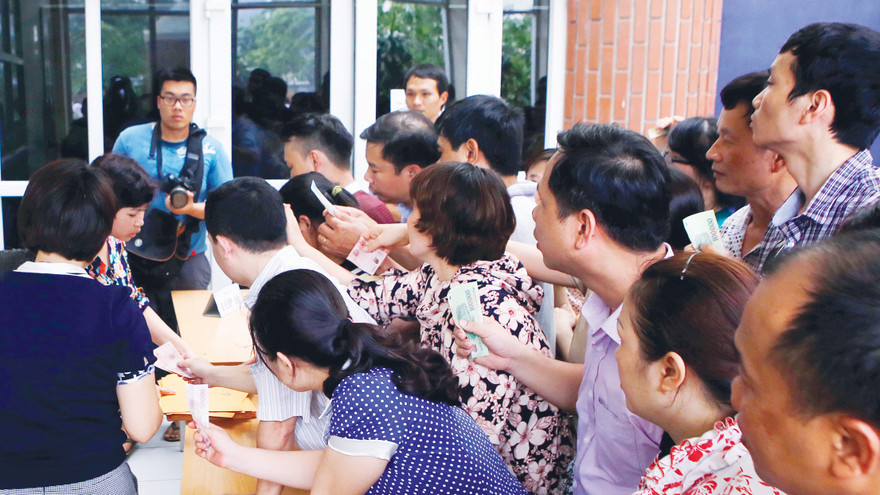 Phụ huynh chen lấn, xô đẩy nhau mua hồ sơ tuyển sinh vào lớp 6 trường Lương Thế Vinh ngày 5/5. Ảnh: Như Ý.