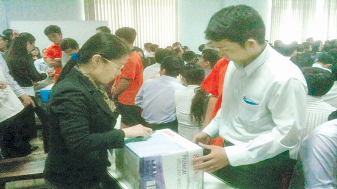 Nộp hồ sơ dự thầu tại Trung tâm Mua sắm hàng hóa và tài sản công của ngành y tế (Sở Y tế TPHCM) trong đấu thầu tập trung lần đầu tiên năm 2014. Ảnh: Quốc Ngọc.