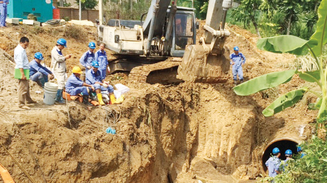 Đường ống nước sông Đà liên tục bị vỡ ảnh hưởng nghiêm trọng đến cuộc sống người dân Thủ đô.