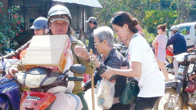 Bế Ngọc Kim Thảo (áo trắng) trong một chuyến đi thiện nguyện giúp đỡ các cụ già tại các mái ấm, nhà mở.