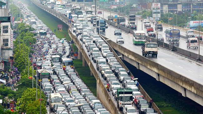 Ô tô “nêm” kín đường Khuất Duy Tiến do ùn tắc kéo dài sáng qua. Ảnh: Hoàng Anh.