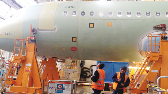Các kỹ sư Airbus đang kiểm tra các bộ phận máy bay sau khi lắp ráp thành công. Ảnh: Phong Cầm.