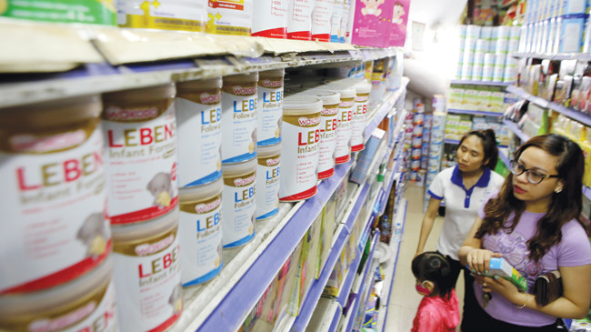 Mặc dù giá sữa được bình ổn nhưng người dân vẫn “kêu” không được hưởng lợi. Ảnh: Như Ý.