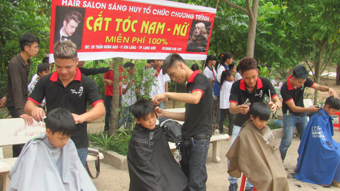 Một công việc thiện nguyện trông có vẻ đơn giản nhưng rất ý nghĩa. Ảnh: Duy Chiến.