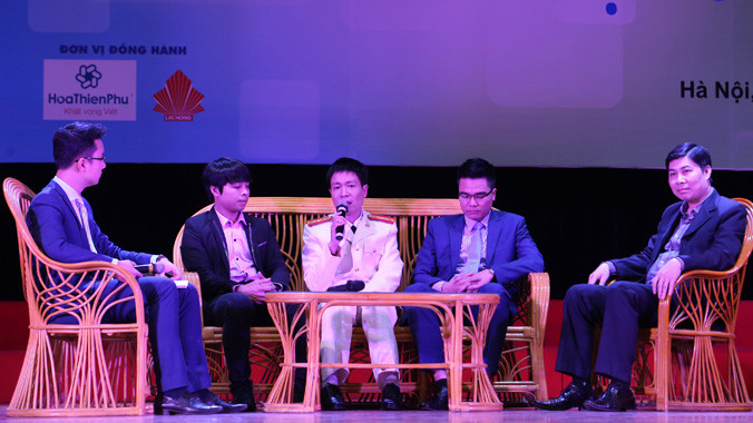 Thiếu tá Phan Mạnh Hùng, Đội trưởng phòng cảnh sát điều tra tội phạm về ma túy và các gương mặt trẻ tại buổi giao lưu "Tuổi trẻ & trọng trách" tối 13/3. Ảnh: Như Ý.