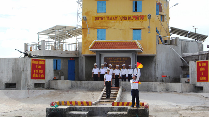 Cán bộ, chiến sĩ đảo Đá Nam trong nghi thức đón khách trên cầu cảng.
