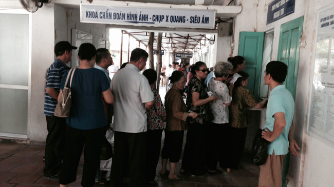 Nhiều khoa, phòng của BV Thanh Nhàn phải làm việc trong nhà tạm.