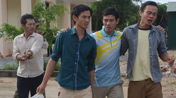 Các ngư dân được cứu sống trở về. Ảnh: X.Thiên.