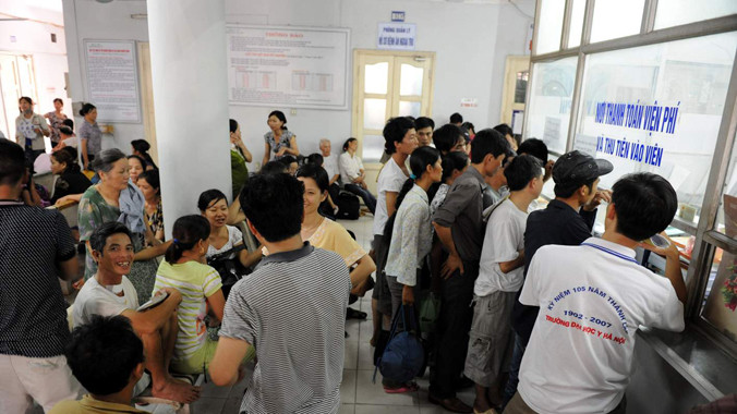 Bệnh nhân chen nhau đóng viện phí ở Bệnh viện Nội tiết T.Ư. Ảnh: Hồng Vĩnh.