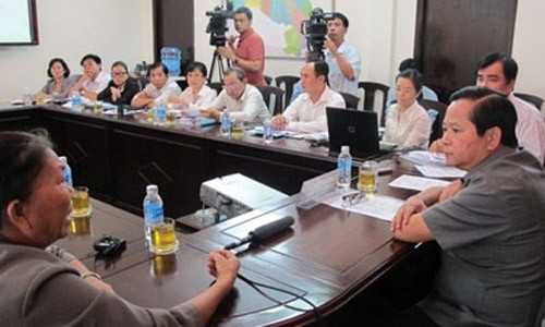 Lãnh đạo UBND TPHCM trực tiếp tiếp công dân và giải quyết một vụ khiếu nại. Ảnh: Sài Gòn Giải Phóng.