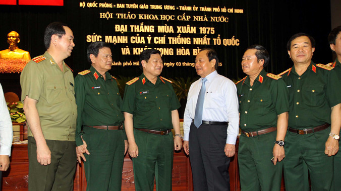 Đồng chí Lê Thanh Hải, Bí thư Thành ủy TP Hồ Chí Minh, Đại tướng Trần Đại Quang, Bộ trưởng Bộ Công an trò chuyện với các đại biểu tham dự hội thảo. Ảnh: Thanh Vũ / TTXVN.