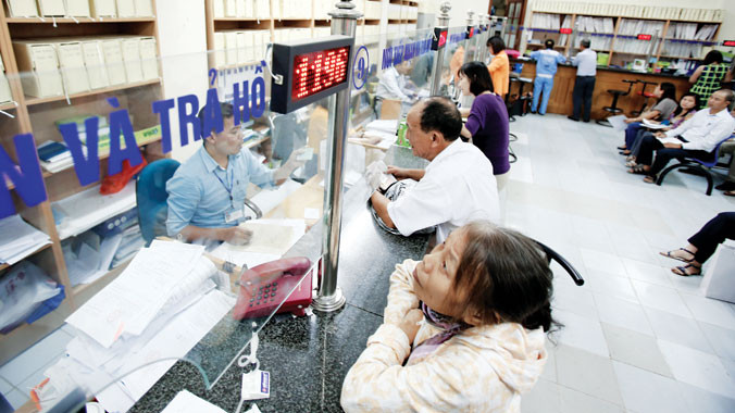 Người nghỉ hưu làm thủ tục hưởng bảo hiểm tại Hà Nội. Ảnh: Như Ý.