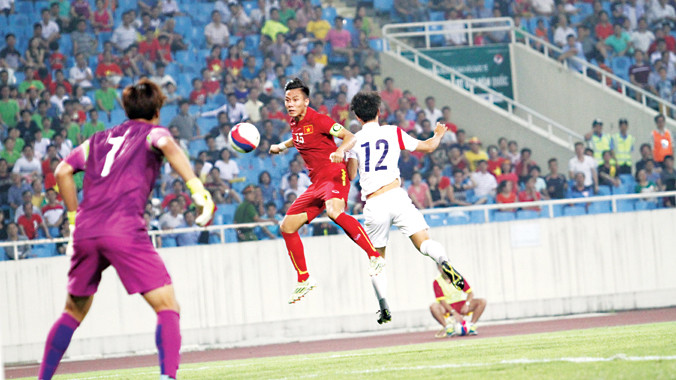 Một pha bóng trong trận Việt Nam - Hàn Quốc.