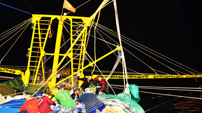 Tàu vỏ thép QNg 94359 do ngư dân Quảng Ngãi tự đóng đang khai thác trên biển.