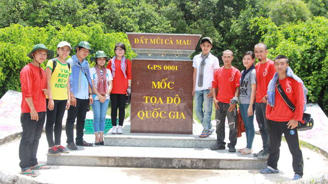 Nhóm “Đi trên những đam mê” chạm mốc tọa độ quốc gia đất mũi Cà Mau.
