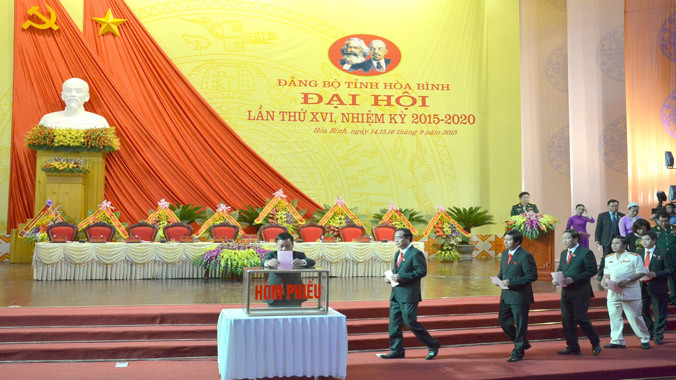 Các đại biểu dự đại hội bỏ phiếu bầu Ban chấp hành Đảng bộ tỉnh Hòa Bình khóa XVI. Ảnh: Vũ Hà - TTXVN.