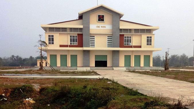 Chợ Nong mới trị giá hàng chục tỷ đồng vẫn không một bóng người. Ảnh: Ngọc Văn.