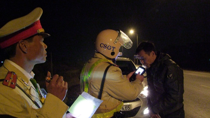 CSGT kiểm tra nồng độ cồn của lái xe. Ảnh: Hồng Vĩnh.