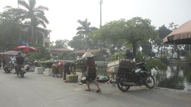 Họp chợ dưới lòng đường