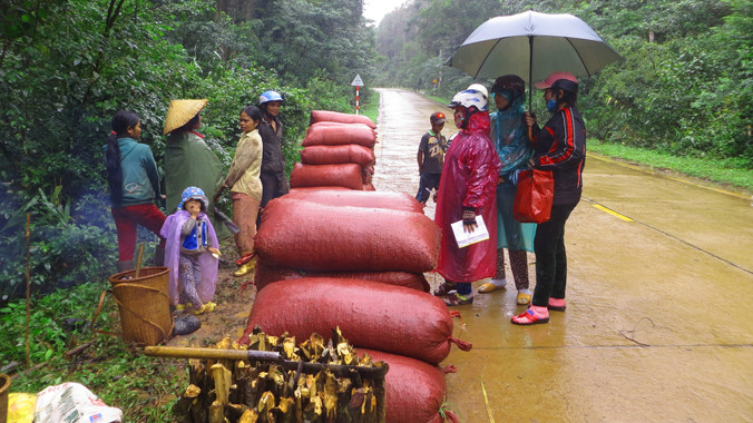 Bà con bán cà phê ngay trên đường.