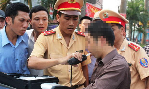 Kiểm tra nồng độ cồn của người tham gia giao thông. Ảnh: Zing