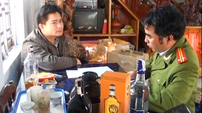 Lập biên bản cơ sở làm giả rượu ngoại.