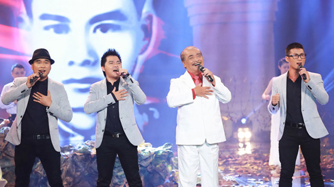 NSND Trần Hiếu và nhóm MTV Cùng anh tiến quân trên đường dài...Ảnh: GĐTH.