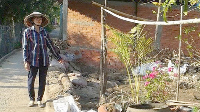 Bà Nguyệt với nhà cửa nghèo trên đất khiếu kiện hơn 30 năm.