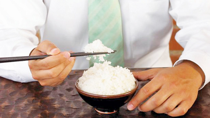 Trước thông tin gạo giả, ăn cơm trắng cũng lo. Ảnh: Food Network.