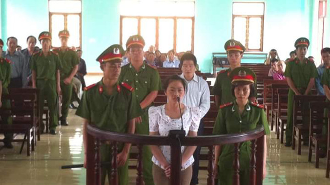 Hai vợ chồng Giàng A Sua và Tráng A Tàng tại phiên tòa.